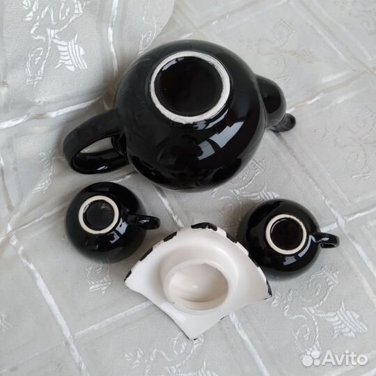 Заварочный чайник и 2 чашки