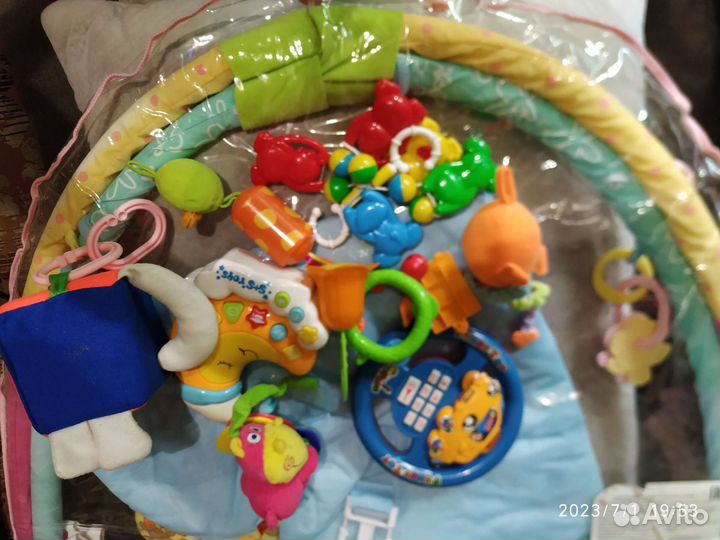 Шарики и кубики и игровой коврик с дугами