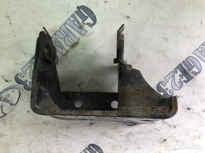 Верхнее крепление кпп Toyota noah