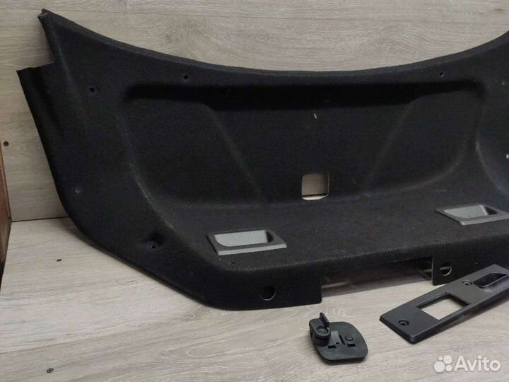 Обшивка крышки багажника Mercedes C W203
