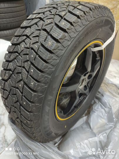 Bridgestone Blizzak Spike-02 215/65 R16 98T