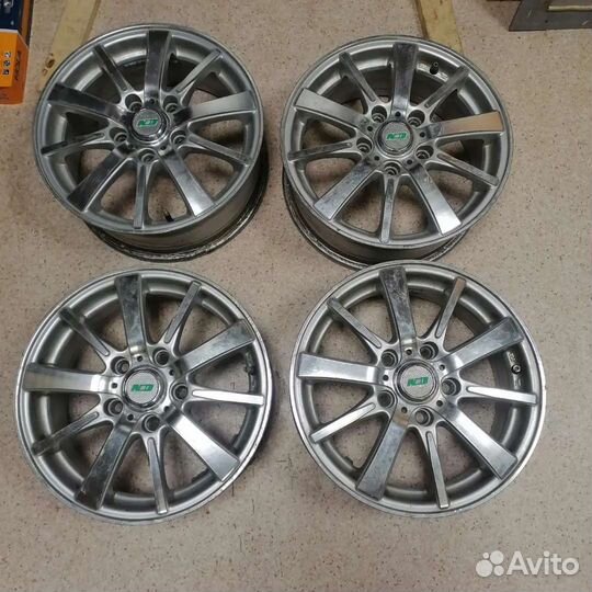 Продам комплект литых дисков 15 радиуса
