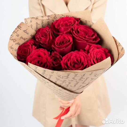 9 красных роз в крафте