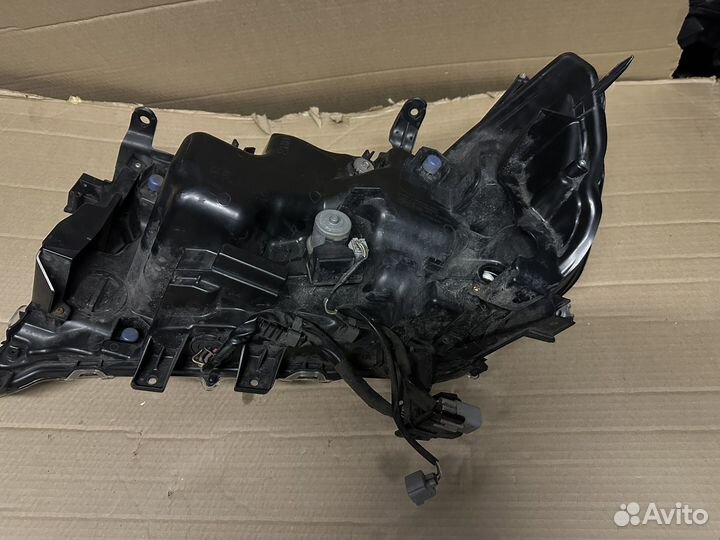 Toyota Land Cruiser 200 фара правая