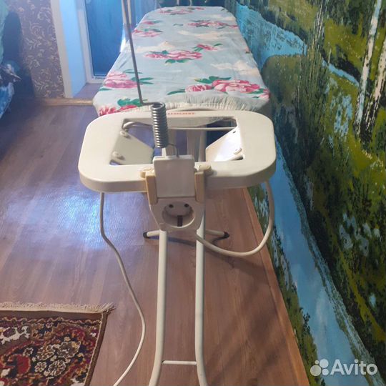 Гладильная доска с розеткой