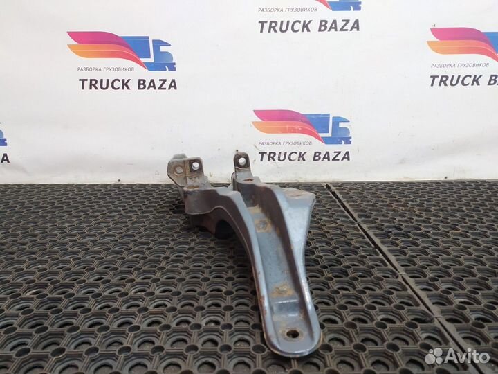 20428753 Кронштейн передней рессоры правый