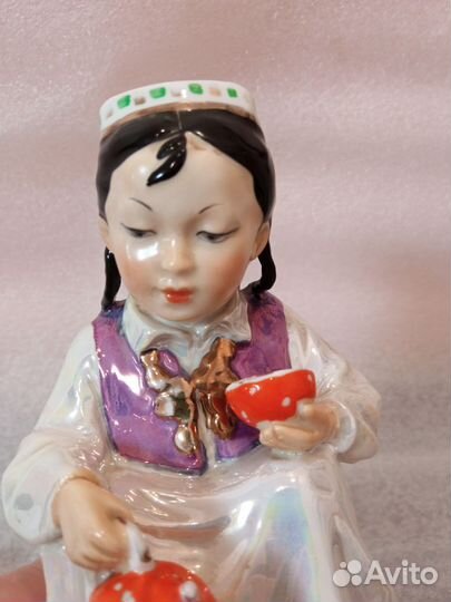 Статуэтка маленькая хозяйка.Узбечка с чайником.дз