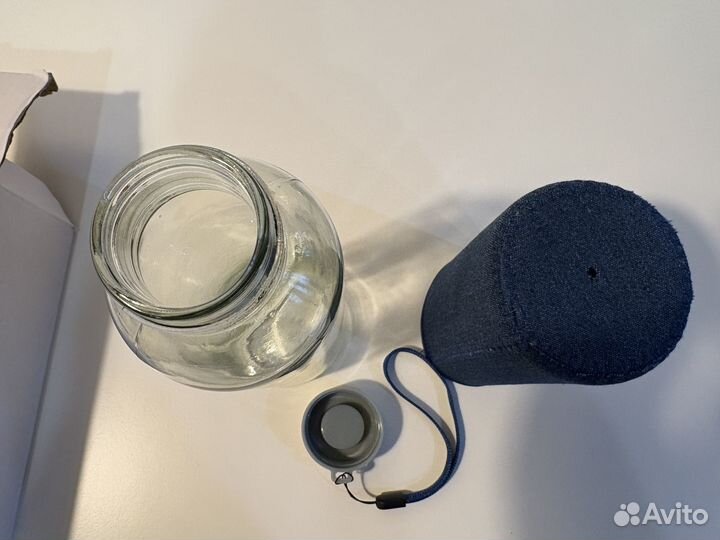 Новая стеклянная бутылка для воды