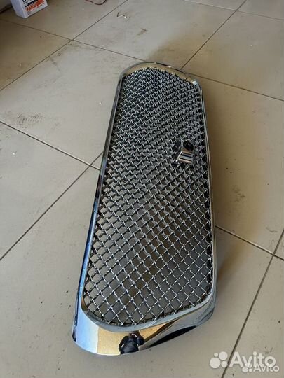 Продам решетку радиатора на Тойота Лк 200