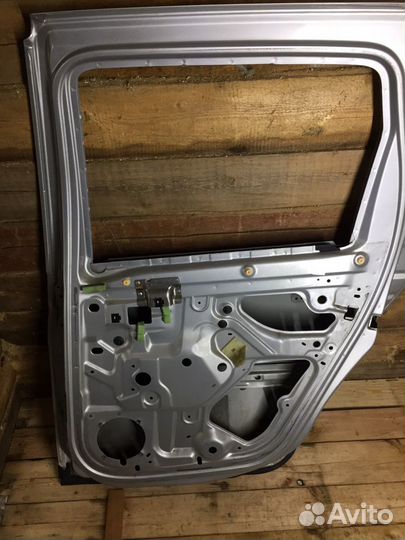 Задняя правая дверь Рено Дастер