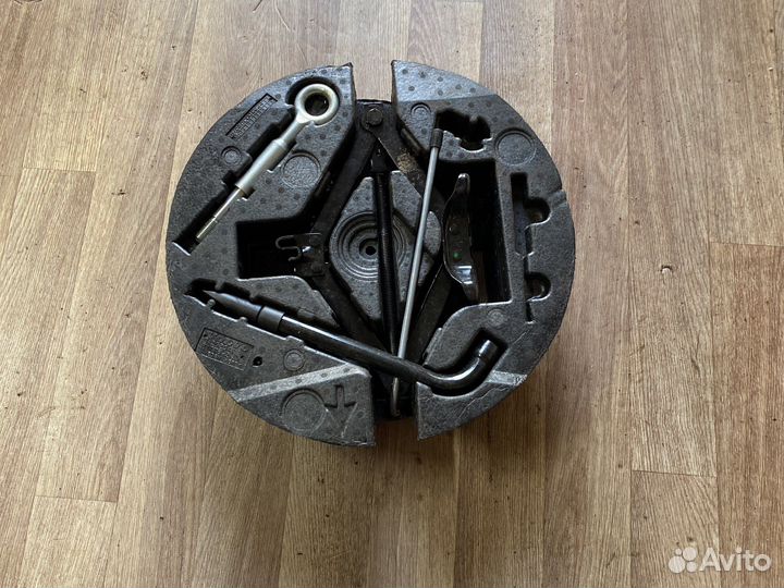 Набор инструментов на volvo xc70 домкрат