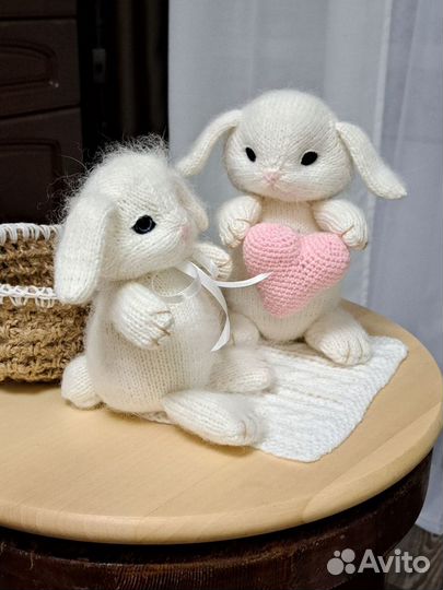 Вязаные игрушки Зайчиха с зайчонком