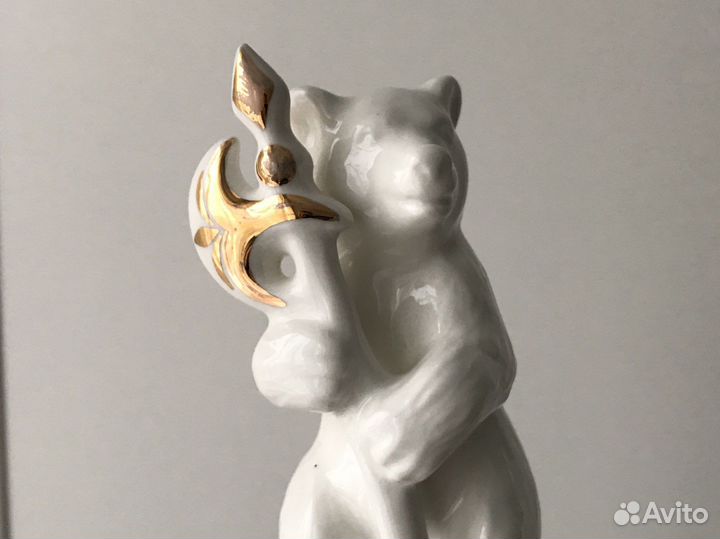 Фарфоровая статуэтка