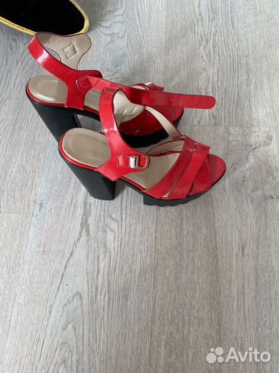 Босоножки красные