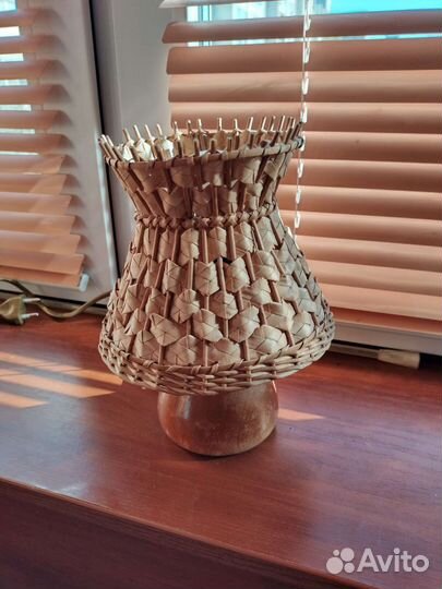 Настольный светильник из натуральных материалов