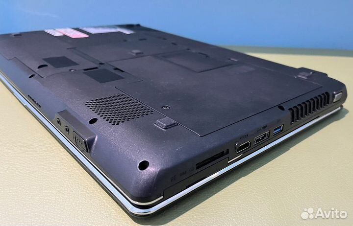 Fujitsu NH751 (Intel i5 / 8gb / SSD+HDD / 17.3