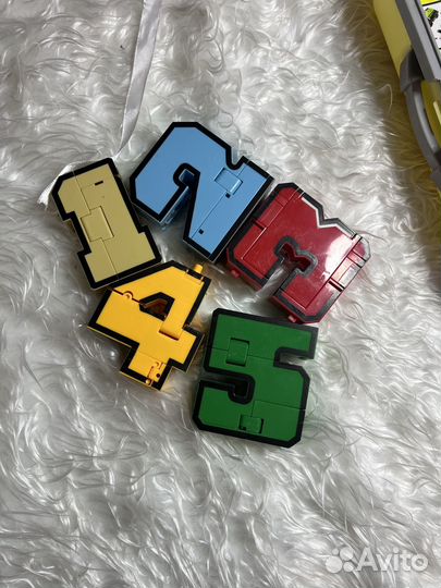 Цифры трансформеры в чемодане