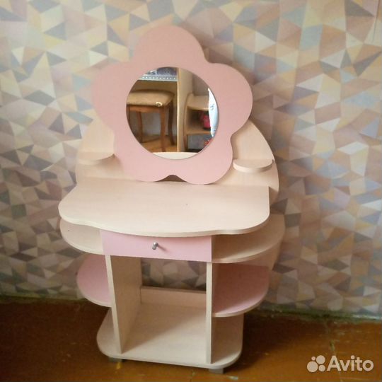 Столик для девочки