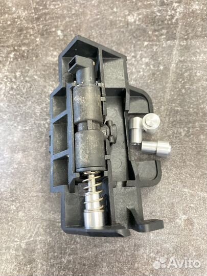 Держатель штока дренажного клапана Jura