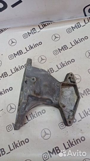 Кронштейн двигателя правый Mercedes M275