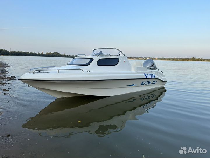 Каютный катер с мотором