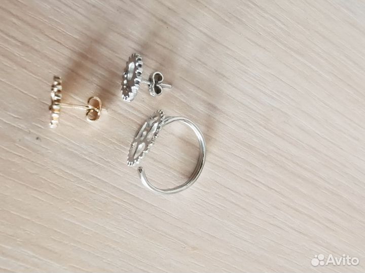 Комплект из серебра пуссеты и кольцо