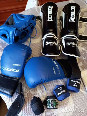Шлем и наколенники бокс.перчатки