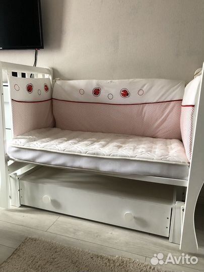 Детская кроватка с маятником лель