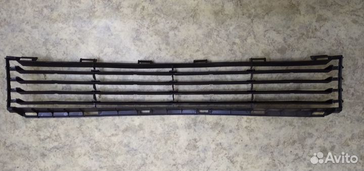 Решётка бампера центральная Toyota Prius NHW 20