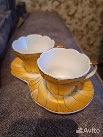 Две чашки на двойном блюдце