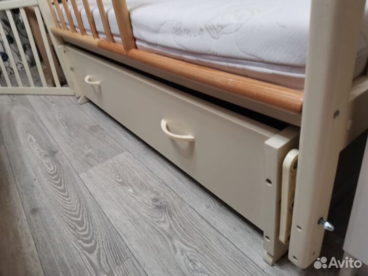 Детская кроватка с маятником