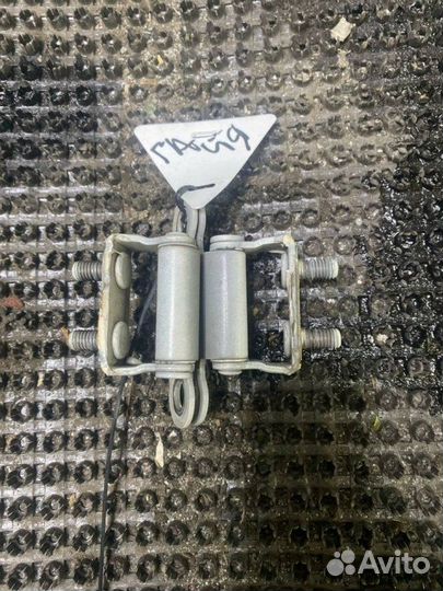 Петля двери багажника задняя Toyota Gaia ACM10G