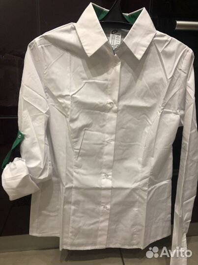 Рубашка белая новая с зелёным воротником