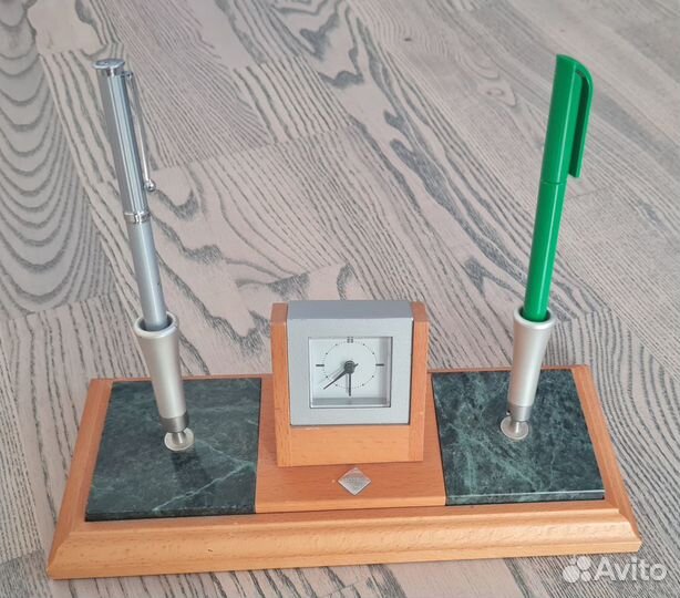 Часы с подставкой для ручек