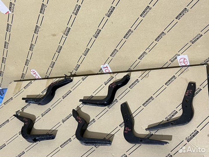 Кронштейн подножки Toyota Hilux 8