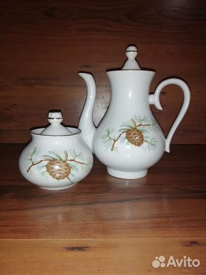 Кофейник и сахарница 