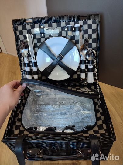 Набор для пикника в плетеном чемодане