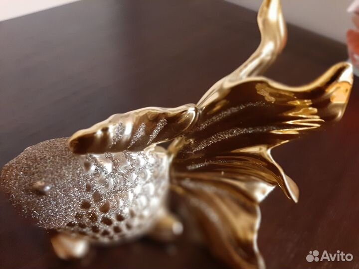Статуэтка золотая рыбка исполняет желания