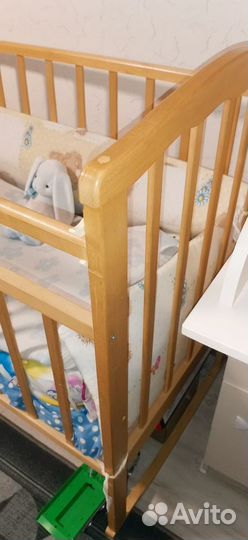 Детская кроватка с маятником