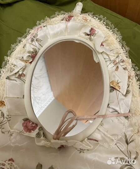 Зеркальце в матерчатом обрамлении с кармашками