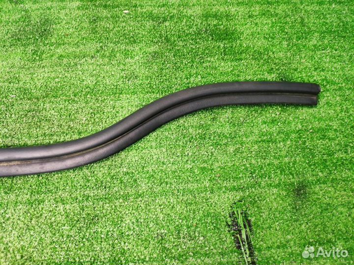 Уплотнительная резинка капота Skoda Octavia A5