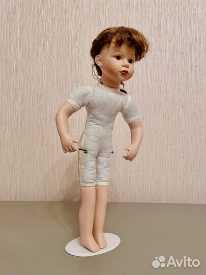 Кукла фарфоровая