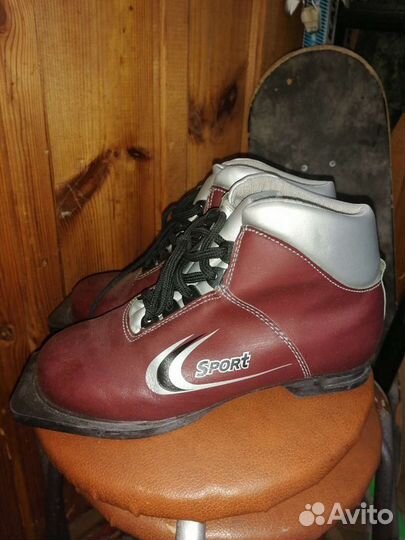 Лыжные ботинки и лыжи