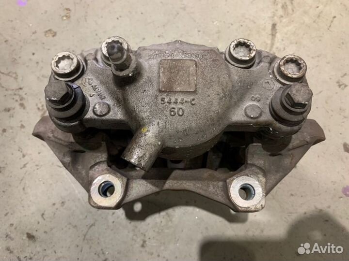 Суппорт передний правый Mercedes-Benz C-Class W204