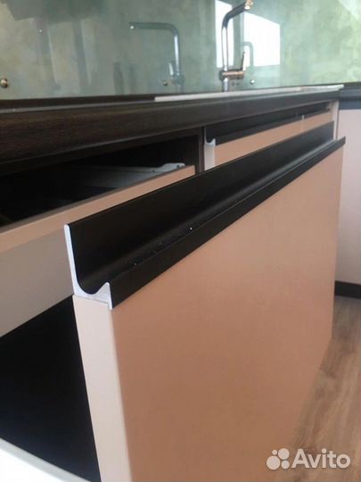 Кухня угловая в студию с барной стойкой на заказ