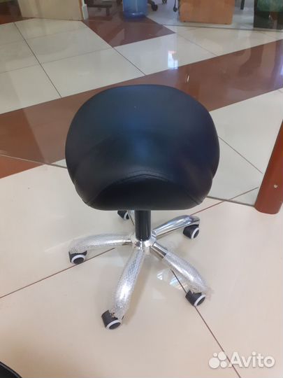 Стул для мастера косметолога