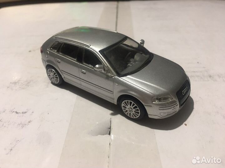 Модель автомобиля 1:43