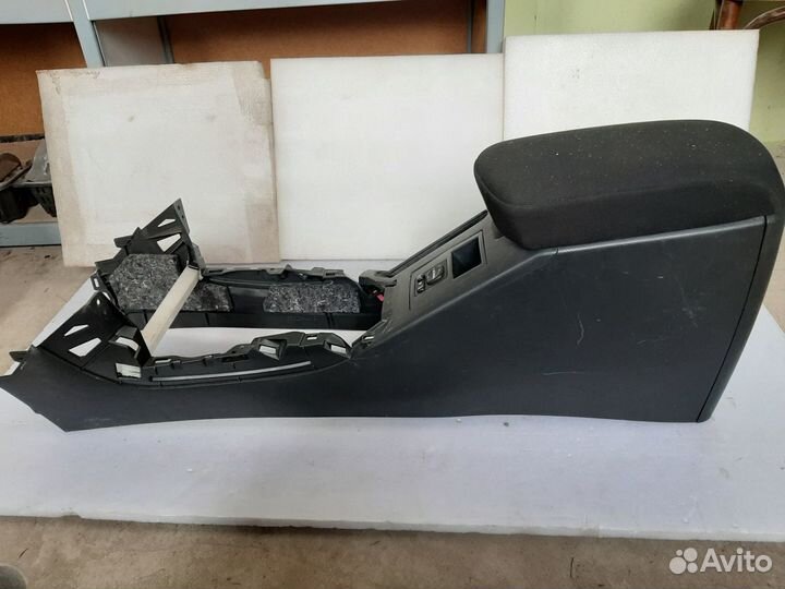 Консоль между сидений Toyota Rav4