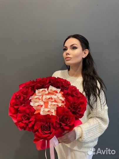 Букет из японской розы и рафаэлло