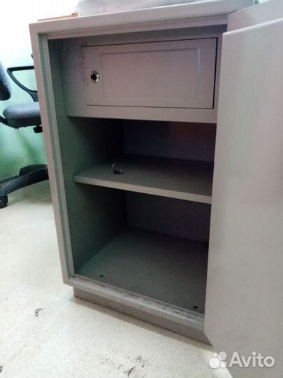 Сейфового типа шкаф металлический б/у